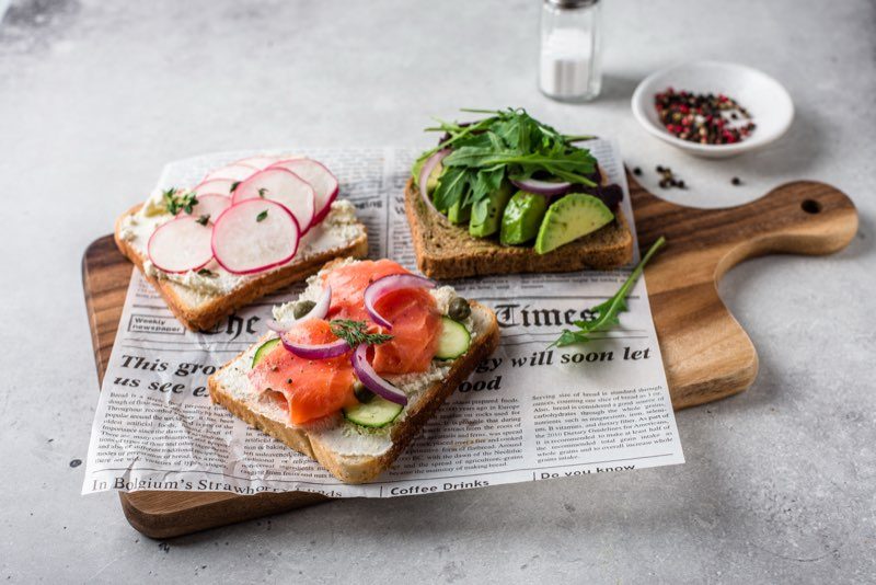 Бутерброды с лососем и авокадо