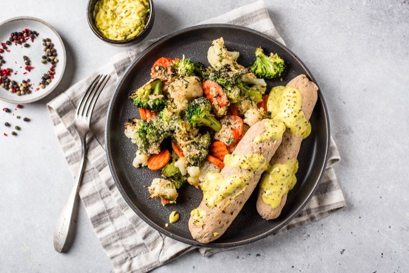 Куриные колбаски с овощами и соусом