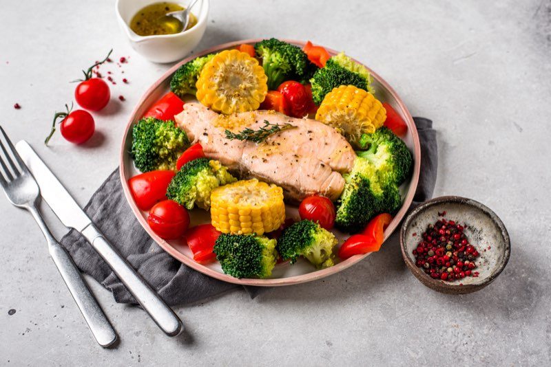 Рыба с брокколи и кукурузой