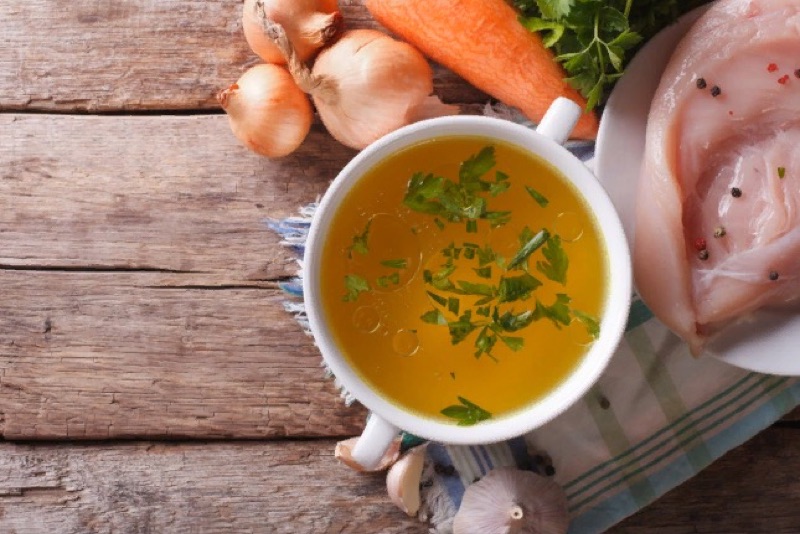 Снятие пенки с говяжьего бульона шумовкой