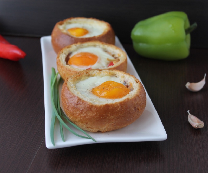 Яйцо, запечённое в булочке с сыром и зеленью