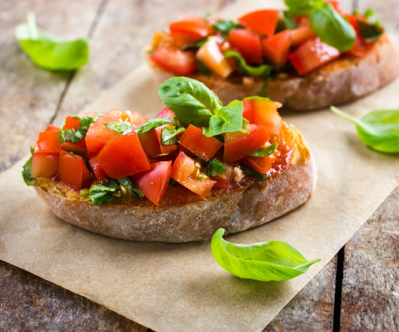 Рецепт завтрака с рукколой и жареным яйцом