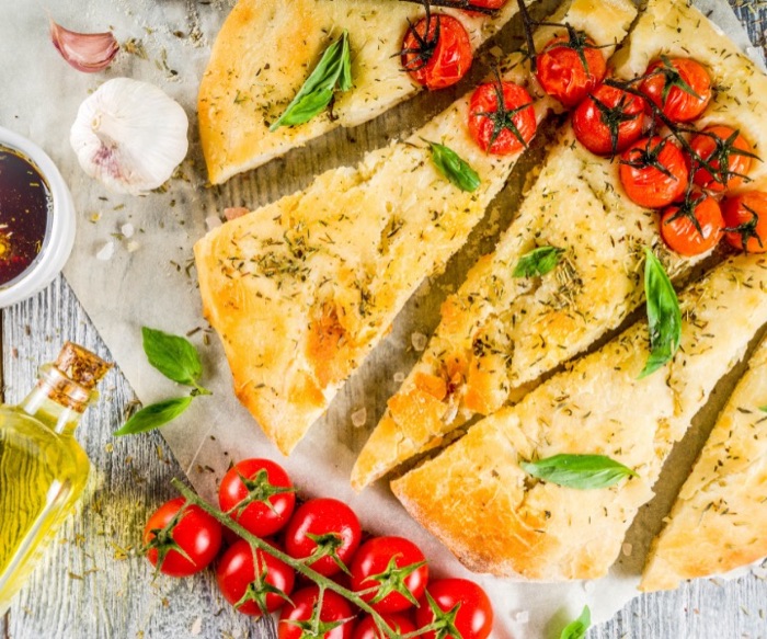 Домашняя фокачча с оливками, помидорами и розмарином