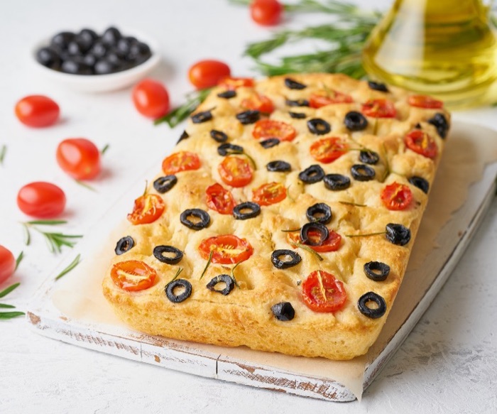 Фокачча с помидорами, чёрными оливками и розмарином
