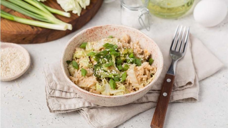 Гарнир из риса с обжаренными овощами и кунжутом