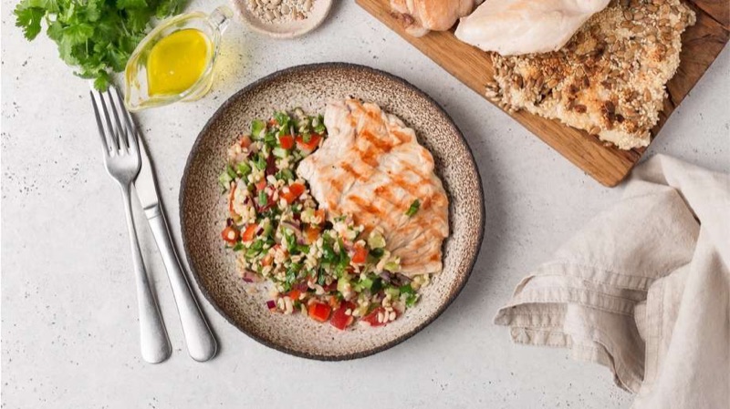 Гарнир табуле из крупы с овощами и курицей