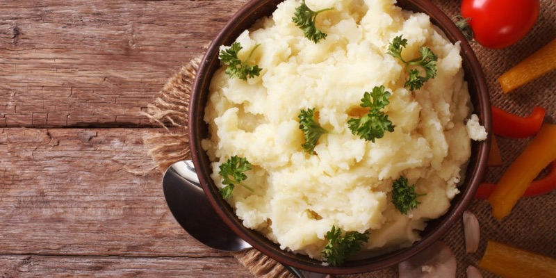Картофельное пюре с зеленью в глиняной миске