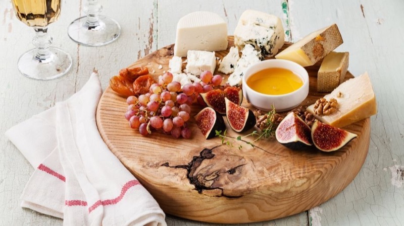 Сырная тарелка с фруктами и орехами