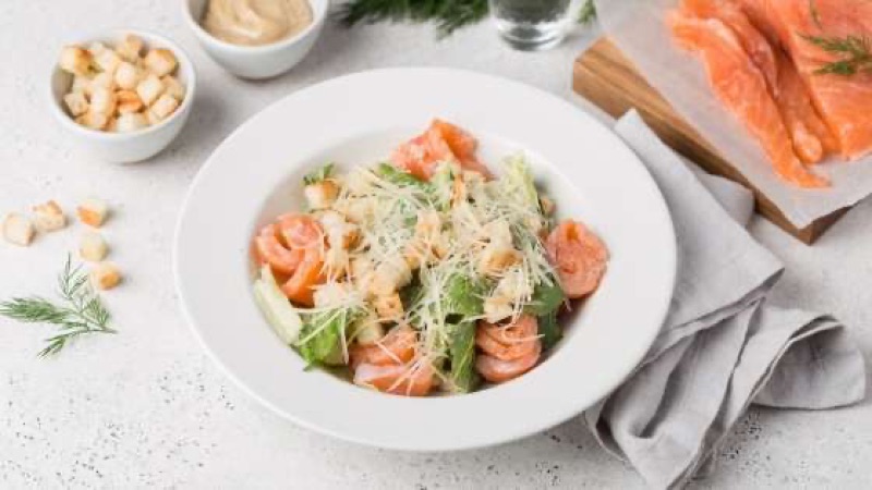 Новогодний стол с запечённой курицей и закусками