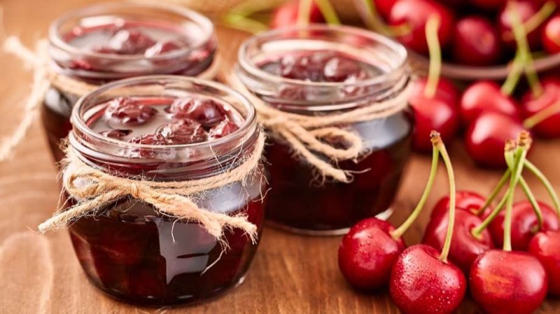 Варенье с целыми ягодами в стеклянных банках