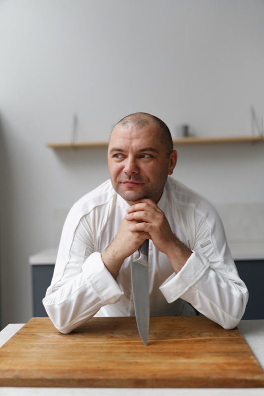 Владимир Инжуватов, шеф кулинарной школы ЩиБорщи, с шеф-ножом
