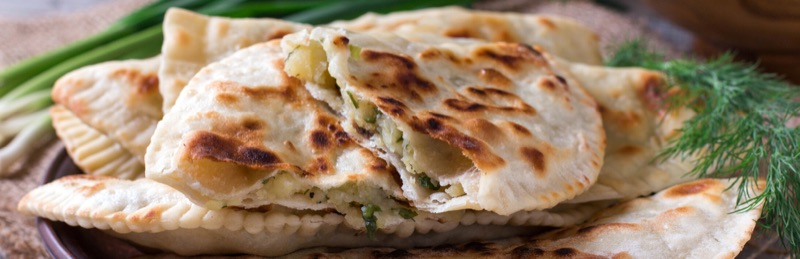 Кутабы с сыром и зеленью, обжаренные на сухой сковороде