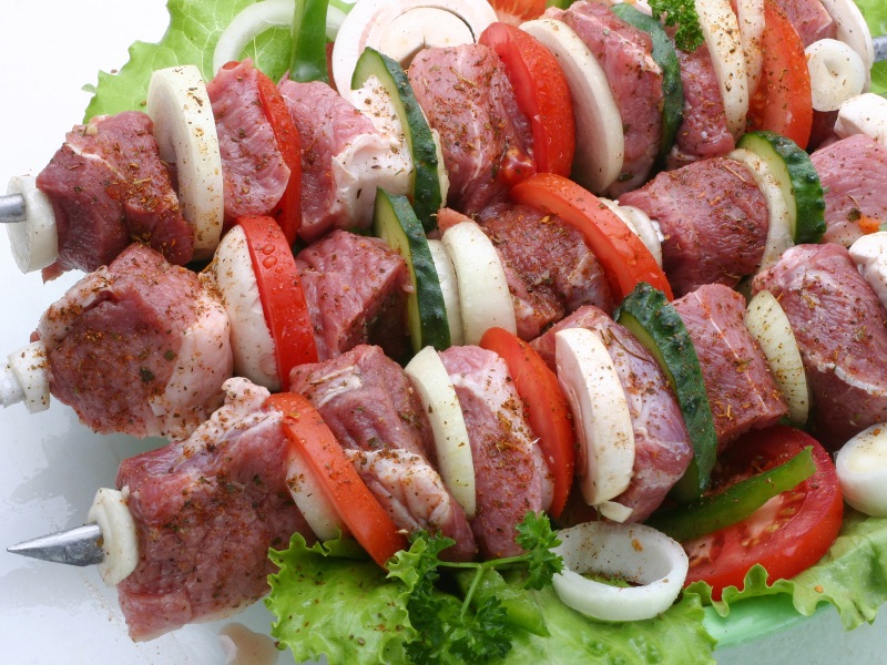 Сырое мясо в маринаде на шпажках