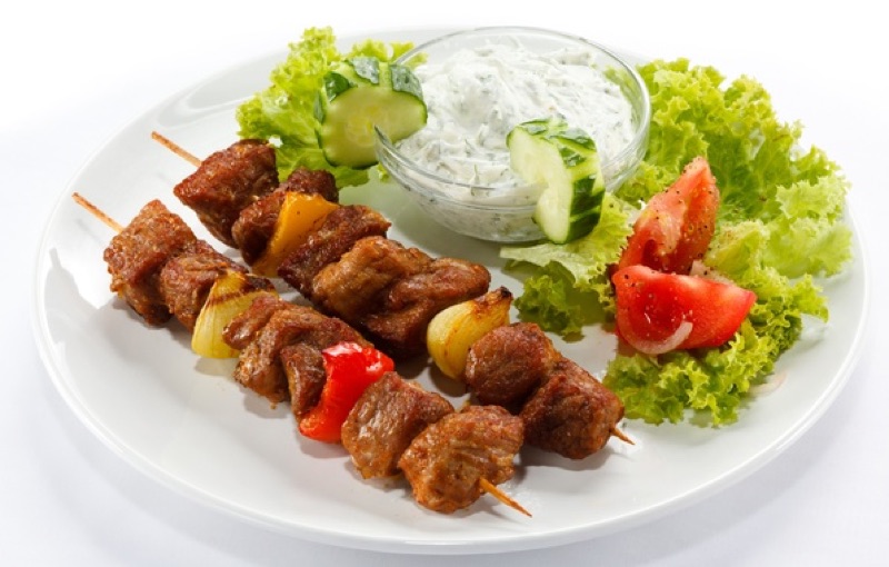 Готовый мясной шашлык на шпажках