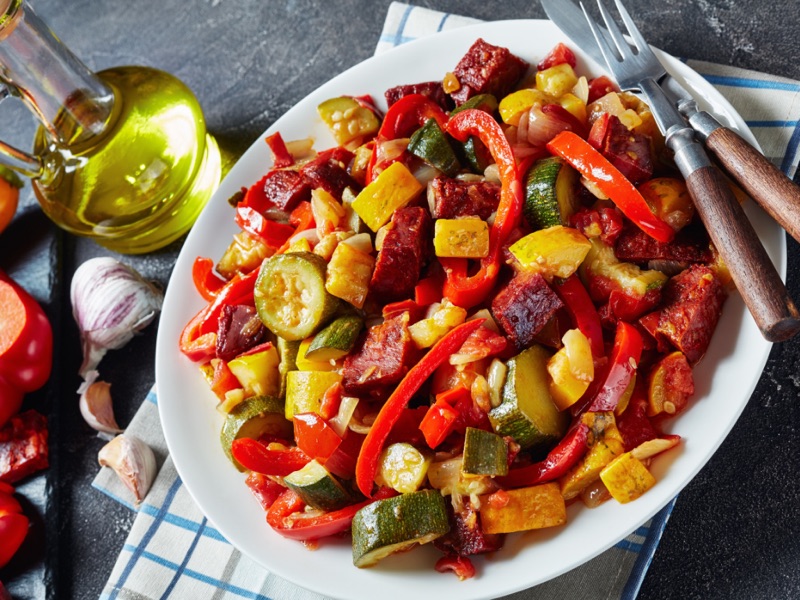 Запечённые овощи с колбасками