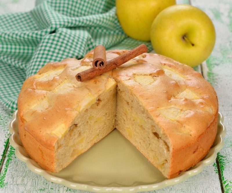 Кусок яблочной шарлотки с яблоками в разрезе