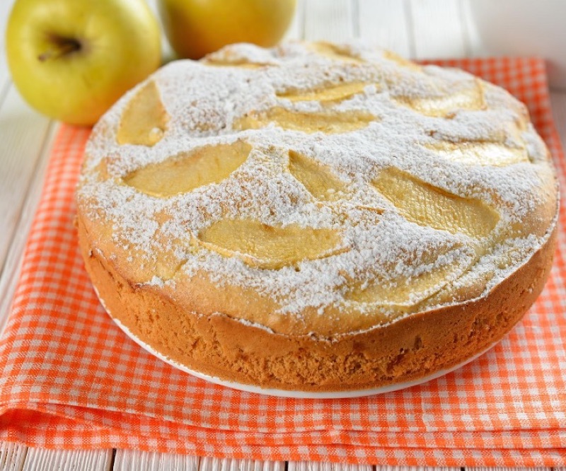 Шарлотка с яблоками, посыпанная сахарной пудрой