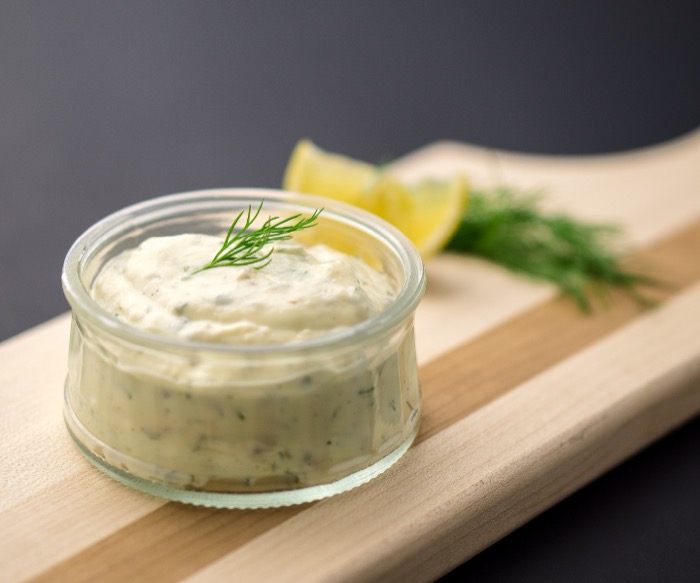 Соус тартар с укропом, солёными огурцами и лимоном
