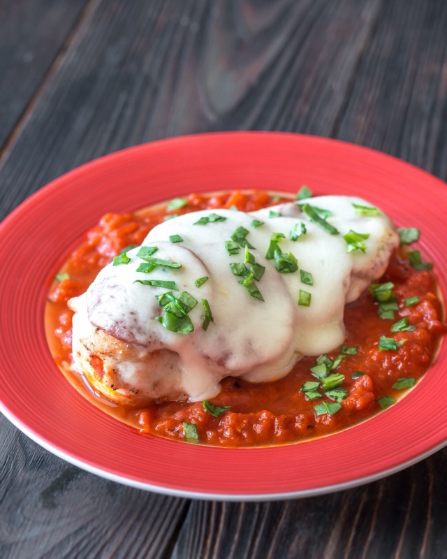 Куриная грудка с моцареллой и томатным соусом