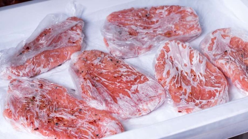 Замороженное мясо достают из морозильной камеры