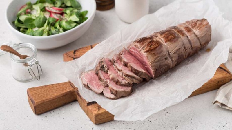 Нарезанное мясо говядины прожарки medium rare