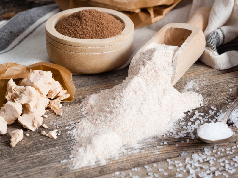 Продукты для выпечки хлеба: мука, дрожжи и соль