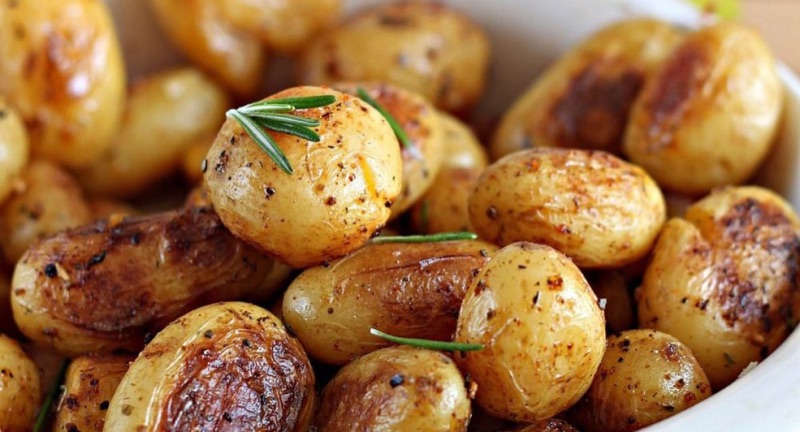 Запечённый мелкий картофель с розмарином