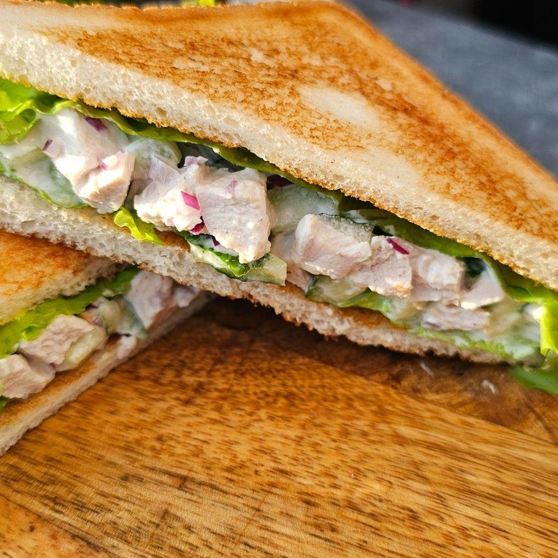 Сэндвич с куриной грудкой и свежим салатом