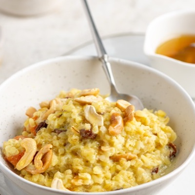 Каша из булгура с сухофруктами, куркумой и мёдом