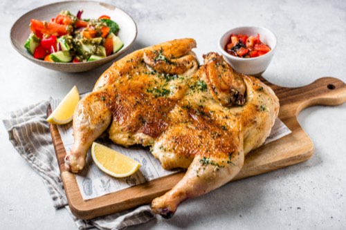 Цыплёнок тапака с салатом и сальсой