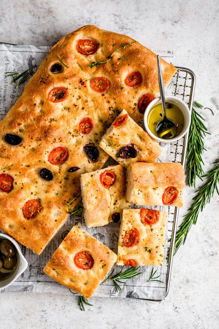 Фокачча с томатами, оливками и розмарином