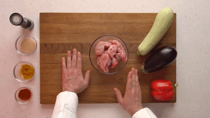 Как проходят уроки — шеф показывает продукты и процесс